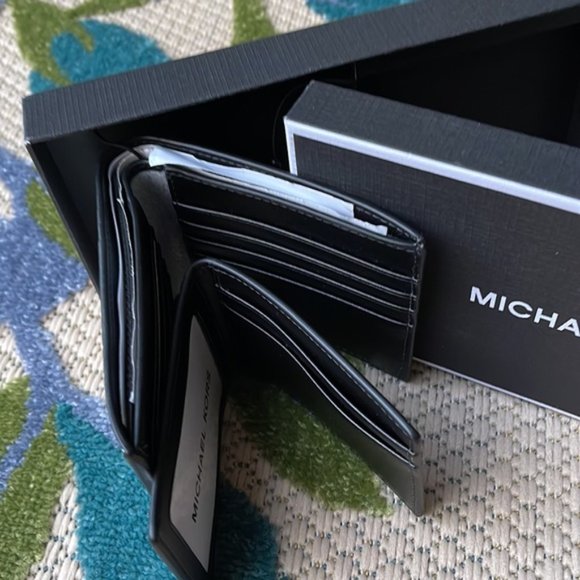 Michael Kors Boxed Signature 3 in 1 Bifold Wallet In White / Pearl Grey - Picture 12 of 15